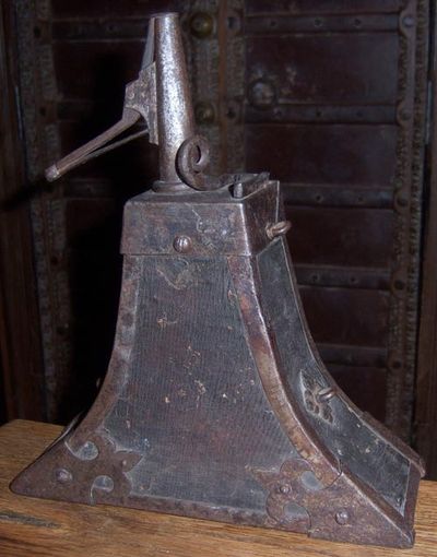 Une poire à poudre originale des mousquetaires français du XVIIe siècle